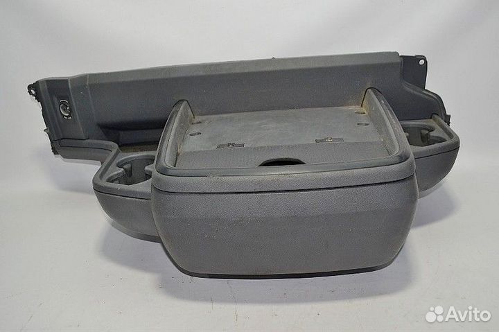 Отделение для хранения в торпеде с подстаканниками