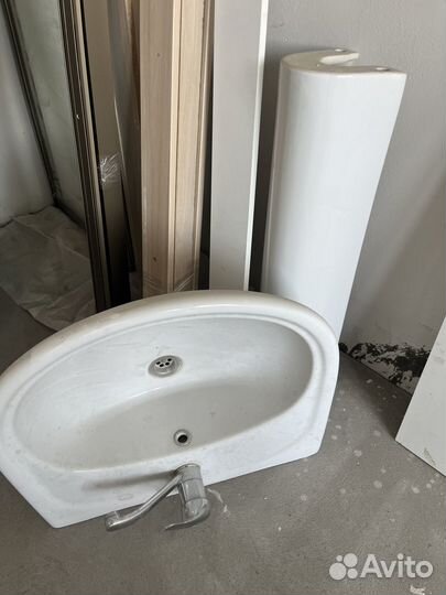 Раковина на пьедестале со смесителем