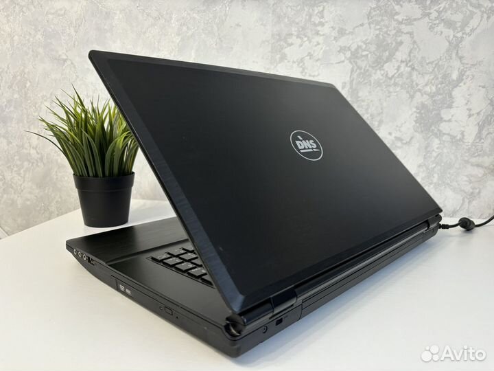 DNS 17.3 Core i3 + SSD + Nvidia 650M