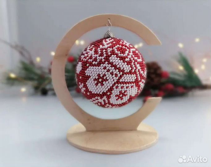 Новогодняя игрушка из бисера ручной работы