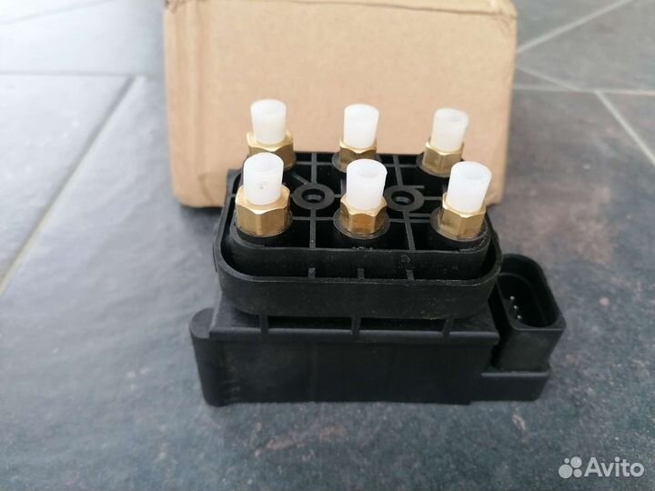 Блок клапанов пневмоподвески 4h0616013 VAG a6 a7