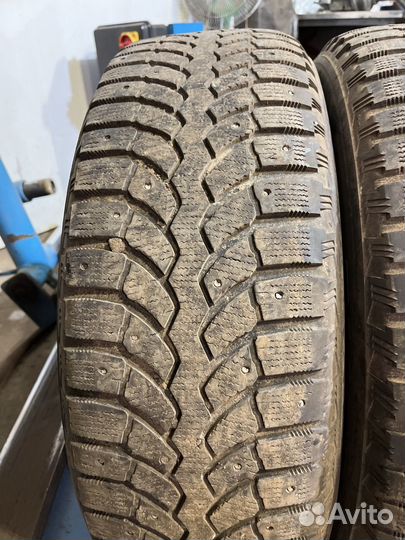 Bridgestone Blizzak Spike-01 235/65 R17 108T