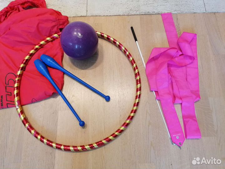 Для гимнастики: обруч, булавы, мяч и лента