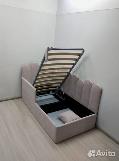 Детская кровать с мягкой спинкой