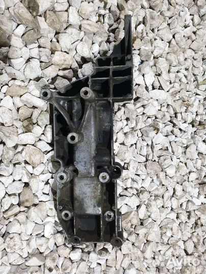 Кронштейн генератора Volvo XC90 Вольво