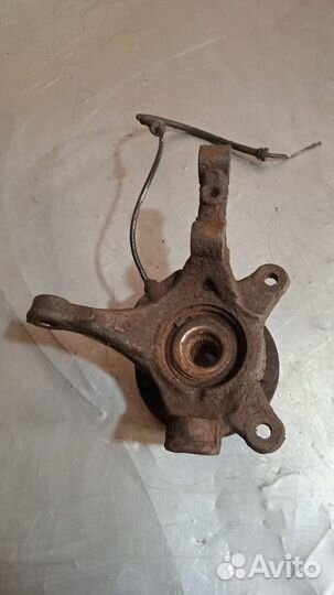 Кулак передний левый Smart Forfour 2005