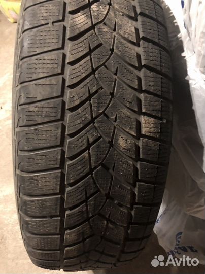 Goodyear UltraGrip 8 Performance 235/65 R17