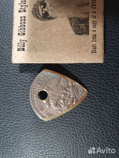 Медиатор из монеты в один песо а-ля Билли Гиббонс