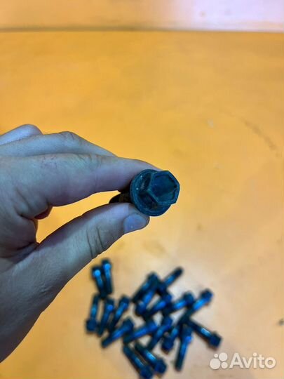 Болт колесный на Mercedes W213