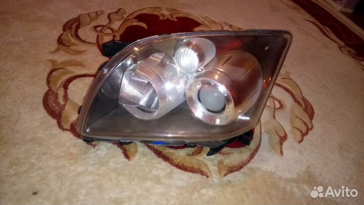 Фара на тойота авенсис