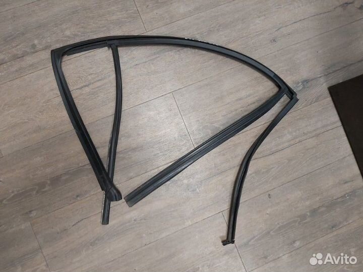 Уплотнитель стекла двери задний левый Bmw X3 2.0D