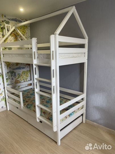Кровать двухьярусная домик