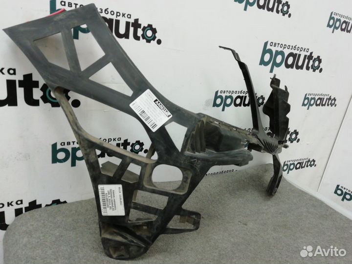 Кронштейн каркас переднего бампера правый AMG