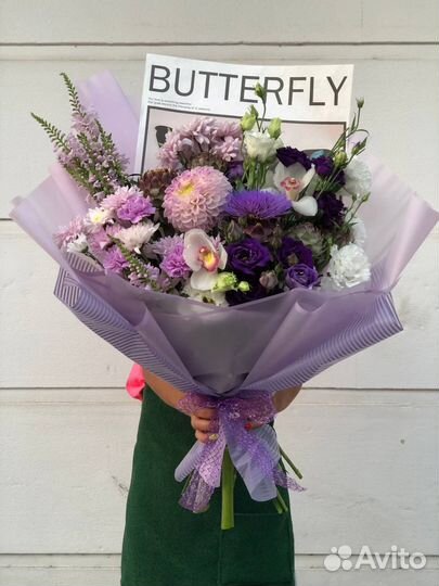 Букет с георгинами и полевыми цветами