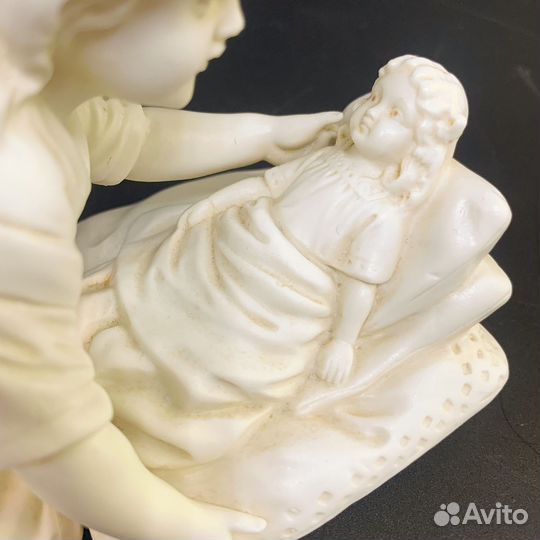 Статуэтка Девочка с куклой. Бисквитный фарфор