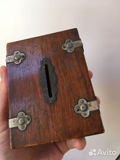 Старинная деревянная шкатулка