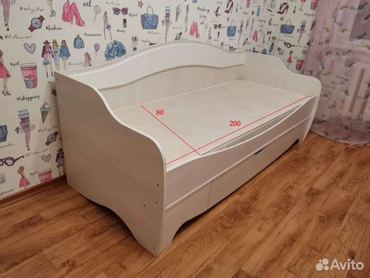 Кровать, комод в детскую