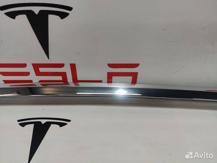 Молдинг подъемной задней двери Tesla Model X 2019