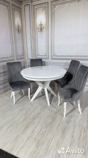 Стол со стульями