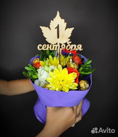 Букет из цветов и конфет