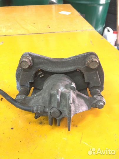 Суппорт передний правый Volvo V40 2003