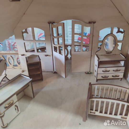 Большой кукольный домик с мебелью