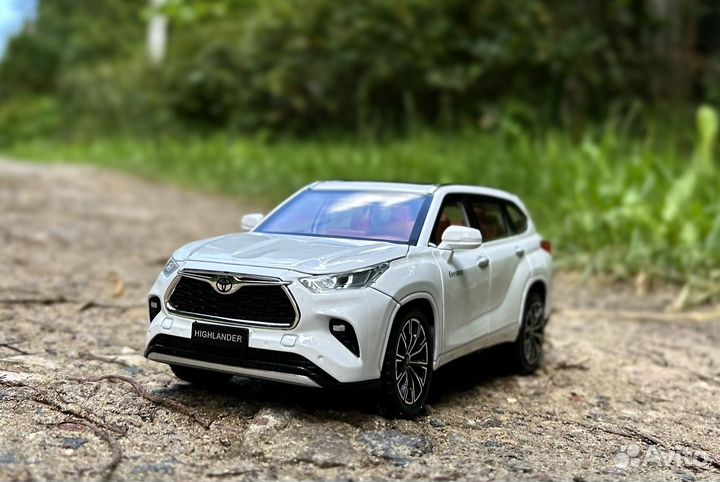 Модель металлической машинки Toyota Highlander