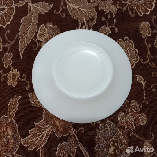 Разная посуда из IKEA (тарелки, форма, кружки)