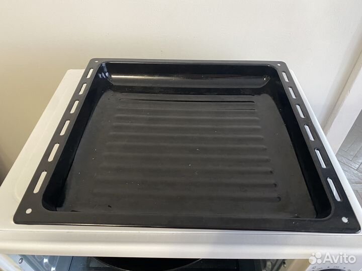 Духовка электрическая с противнями