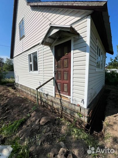 Строительная бригада пристройки террасы беседки