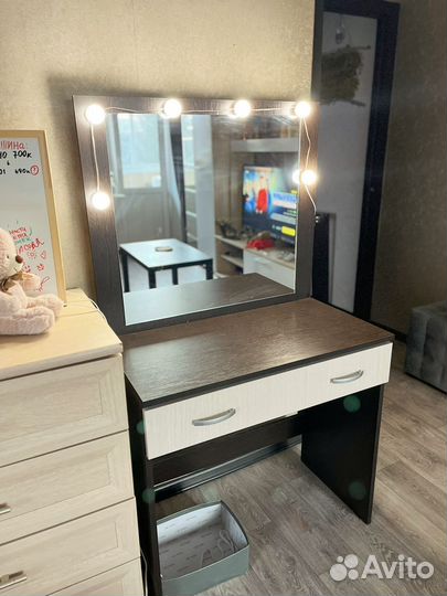 Гримерный столик с зеркалом и подсветкой