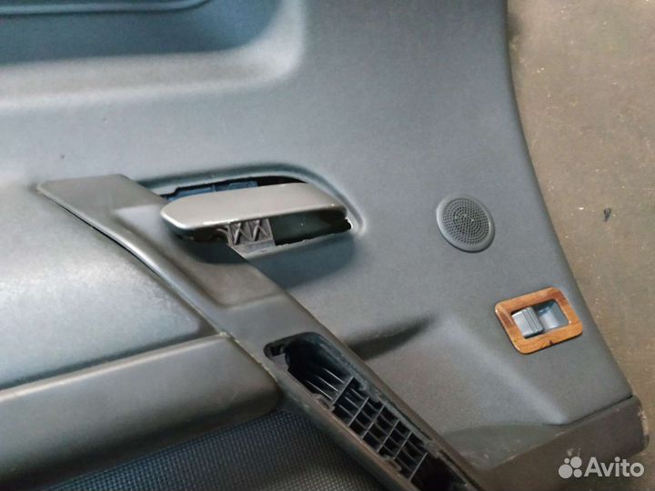 Обшивка двери задняя правая Nissan Armada