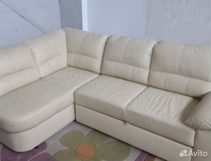 Угловой кожаный диван