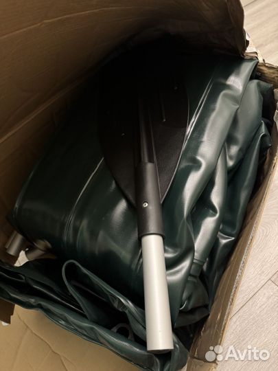 Резиновая надувная лодка на четверых человек