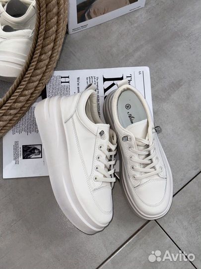 Кроссовки женские 39размер