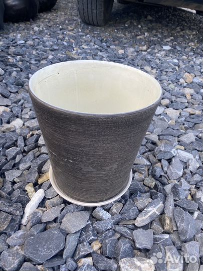 Крамический гошок для цветов с блюдцем