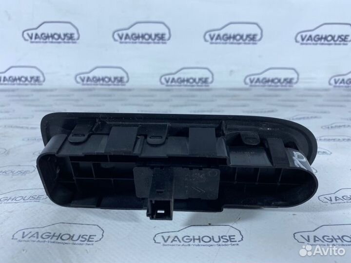 Кнопка стеклоподъемника передняя правая Peugeot