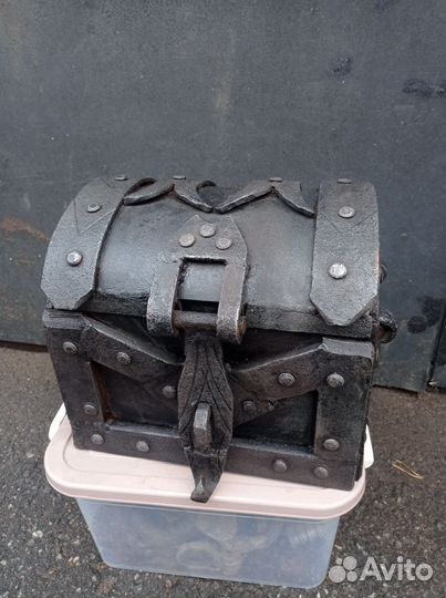 Сундук старинный железный