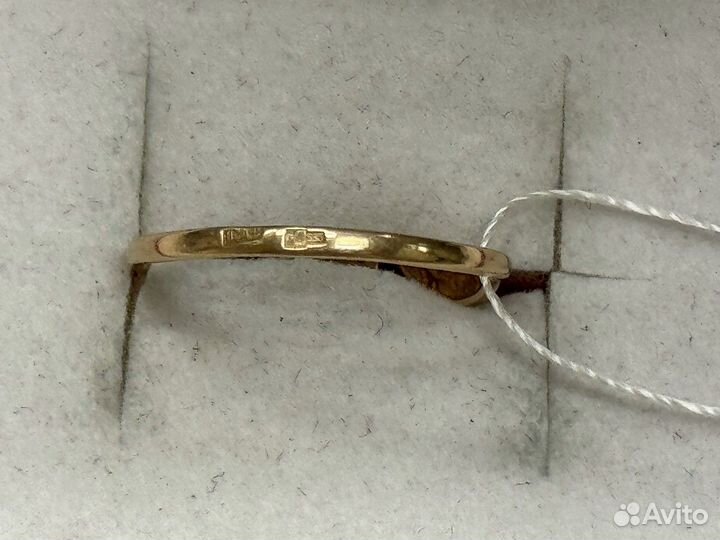 Кольцо с камнями золотое