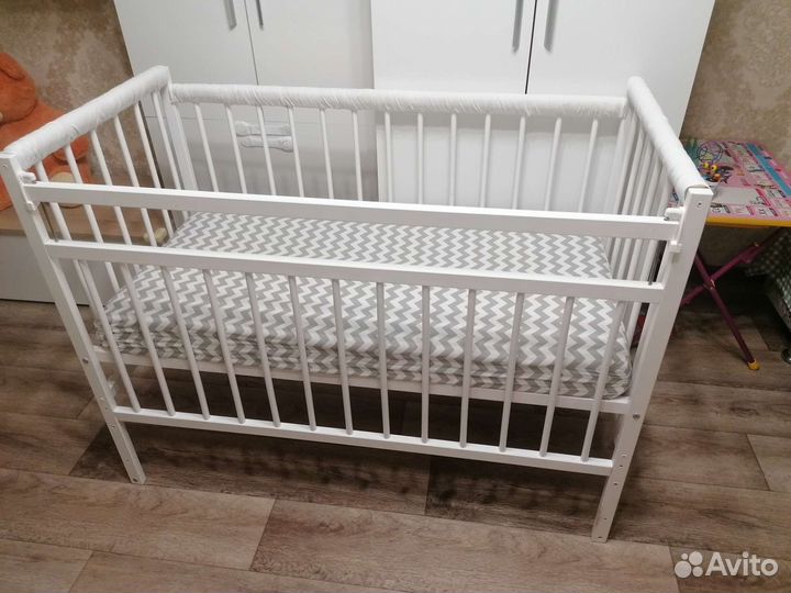 Детская кроватка с маятником белая