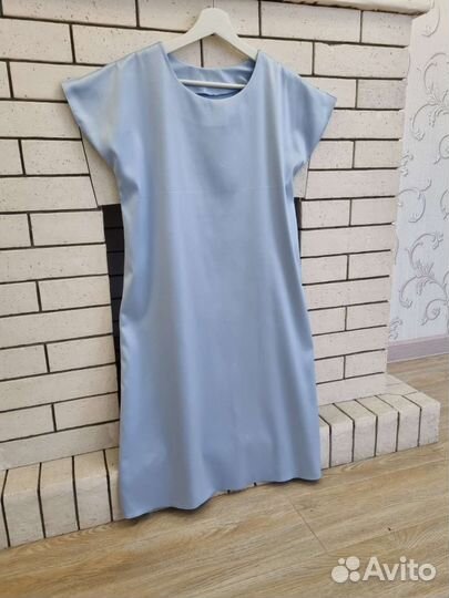 Платье из плотного атласа