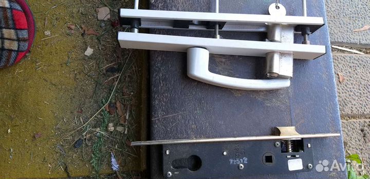 Дверь алюминевая в два стекла с тонировкой,замком