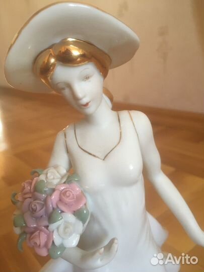 Фарфоровая статуэтка 