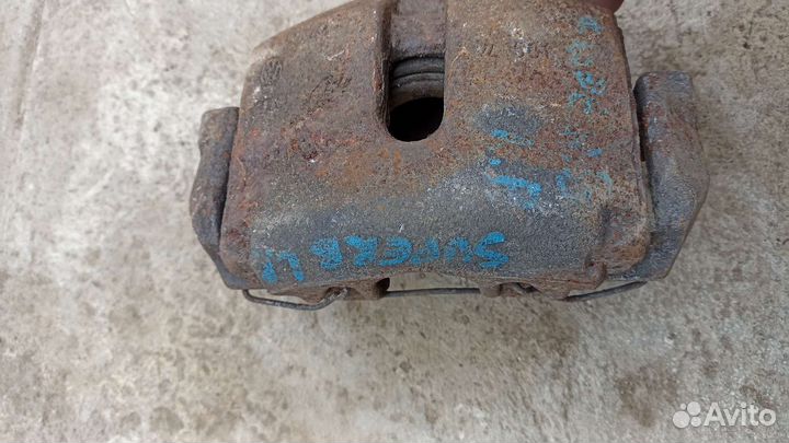 Skoda Superb передний левый суппорт