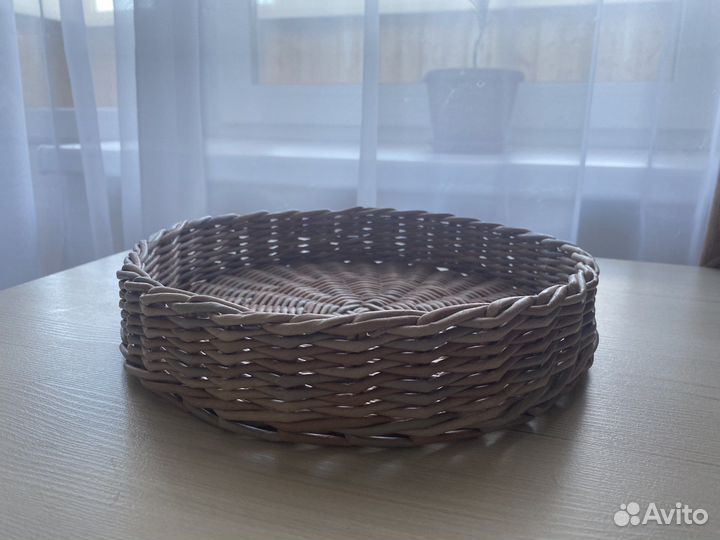 Плетеный поднос из бумажной лозы