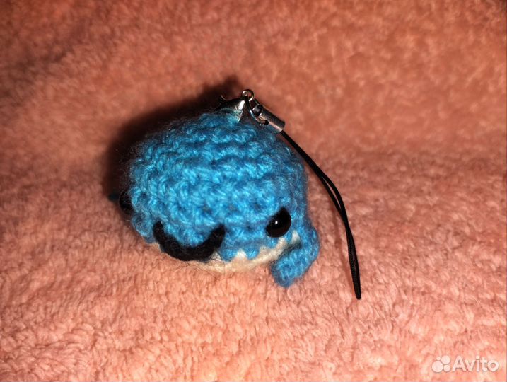 Вязаный кит брелок