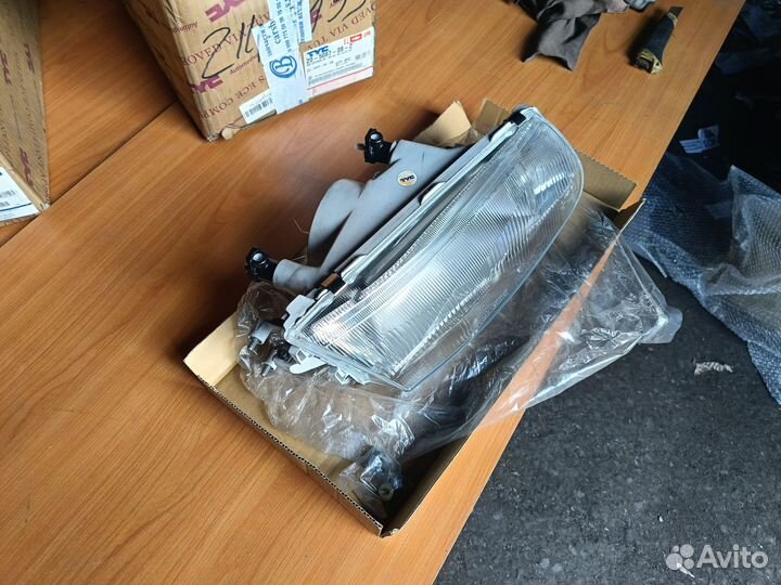 Фара Mitsubishi Carisma правая