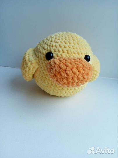 Игрушка утёнок вязаная для детей