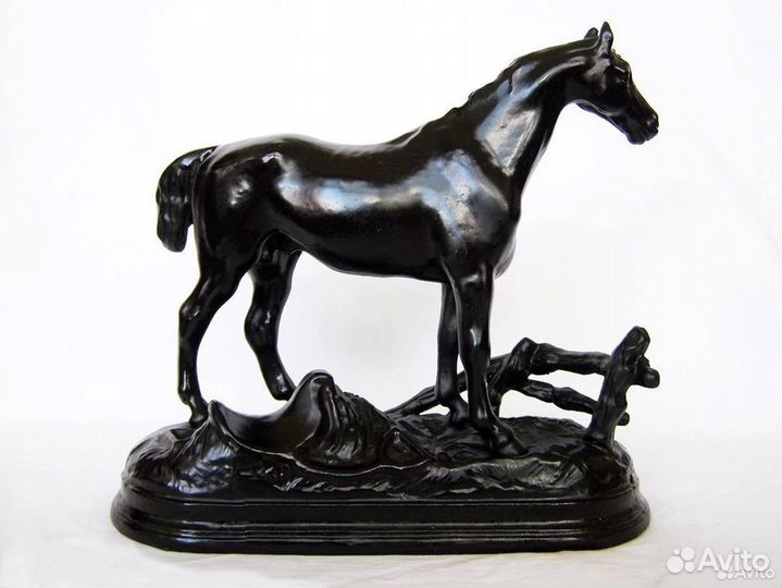 Лошадь казачья с седлом у плетня. Чугун Касли счлз