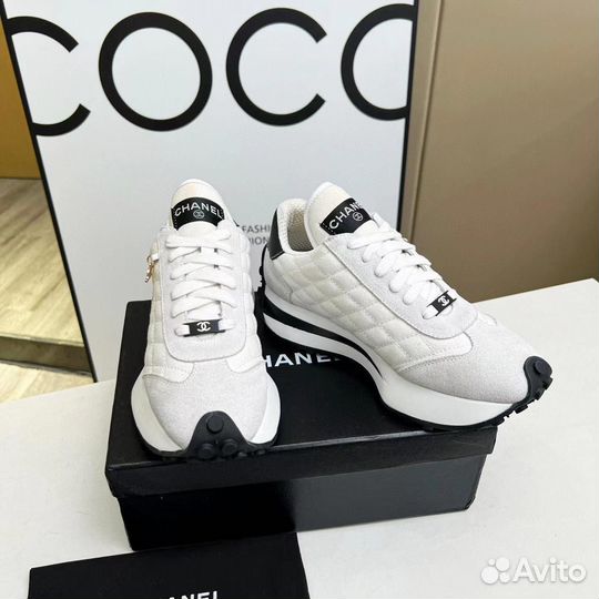 Женские белые кроссовки Chanel